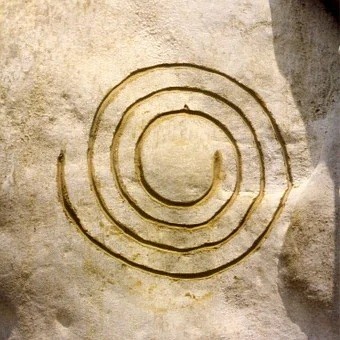 Sculpture évoquant une spirale d'énergie